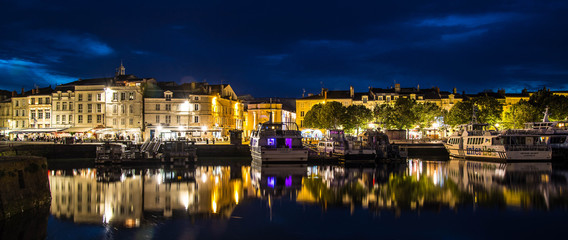 Fototapeta na wymiar La Rochelle de nuit