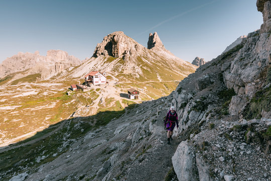 Wanderer auf dem Paternkofel Klettersteig mit der Drei-Zinnen-H&uuml;tte im Hintergrund, Italien