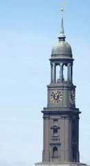 Fototapeta na wymiar Wahrzeichen St. Michaelis Kirche in Hamburg