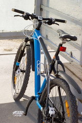Fototapeta na wymiar mountain bike at the bus stop