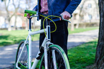 Naklejka premium A man on a bicycle in the park. Close up