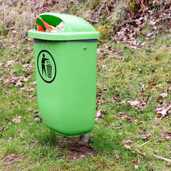 Öffentlicher Mülleimer mit Plastiktüte im Müll