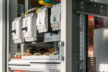 Connecting cables with cable lugs to circuit breakers in the electrical control panel