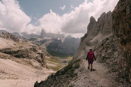 Kletterer auf dem Paternkofel Klettersteig in den Dolomiten, Italien