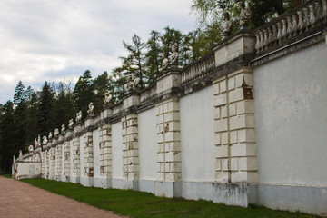 стена с бюстами 