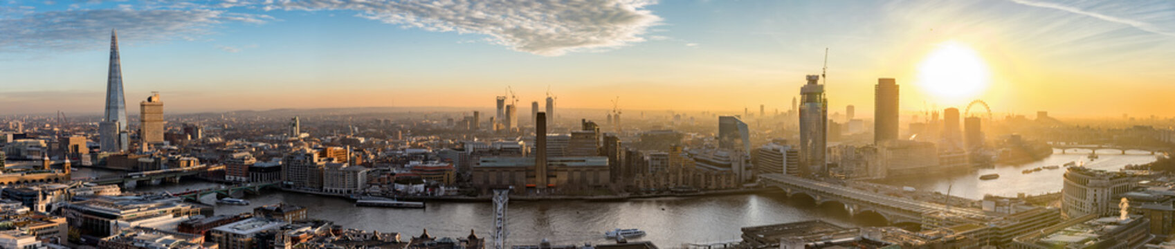Sonnenuntergang über der neuen Skyline von London, Großbritannien