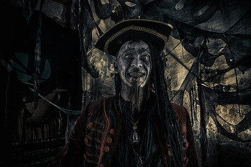 Obraz na płótnie Canvas zombie pirate man