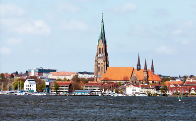 Skyline von Schleswig mit Dom und Marina in Schleswig-Holstein