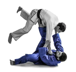 Foto auf Acrylglas Kampfkunst Junge sportliche Männer, die Kampfkünste auf hellem Hintergrund praktizieren