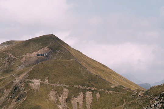 Blick auf dem Grenzkamm zwischen Italien und &Ouml;sterreich mit alten Bunkern