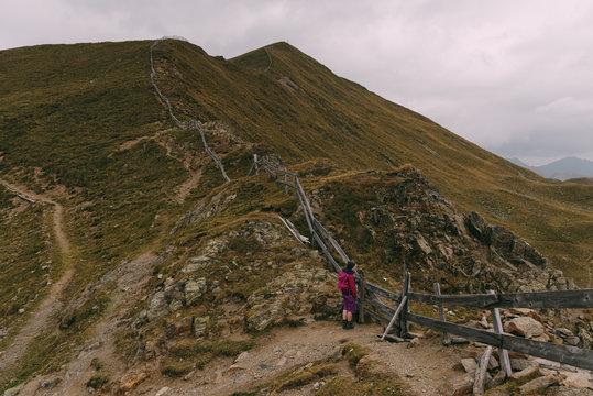 Wanderer auf dem Grenzweg zwischen Italien und &Ouml;sterreich beim Toblacher Pfannhorn