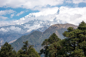 Widok na okryty chmurami szczyt Annapurny Południowej.