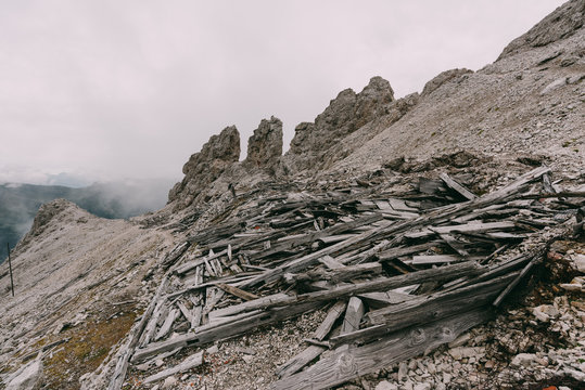 Verfallene Baracken aus dem ersten Weltkrieg in den Dolomiten, Italien