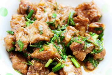 Braised pork ribs with onion in white platter