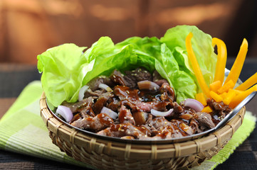Stir fried beef with oysters, sauce and lettuce in bamboo basket