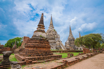 Fototapeta premium Ruins of buddha statues and pagoda of Wat Phra Si Sanphet in Ayutthaya historical park, Thailand