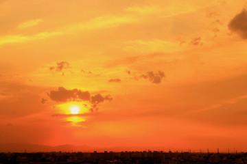 オレンジ色に染まる空と都会の街風景