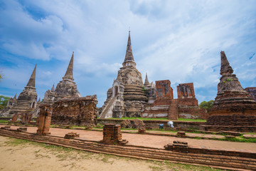 Fototapeta premium Ruins of buddha statues and pagoda of Wat Phra Si Sanphet in Ayutthaya historical park, Thailand