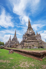 Obraz premium Ruins of buddha statues and pagoda of Wat Phra Si Sanphet in Ayutthaya historical park, Thailand