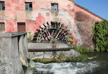 Photo sur Plexiglas Moulins wheel of an ancient water mill
