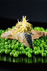 mackerel with green peas