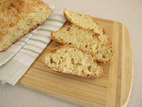 Selbst gemachtes Sodabrot und Brotscheiben