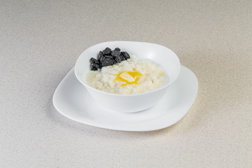 Rice porridge with raisins