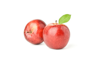 Zwei rote Äpfel vor weißem Hintergrund