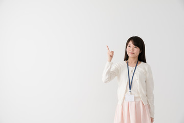 指差しをするビジネスウーマン、説明、案内