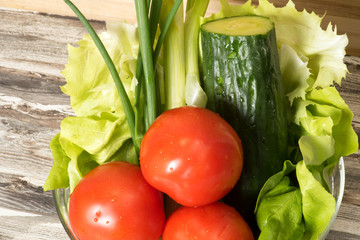 Verschiedene, bunte Gemüse auf einem Küchentisch