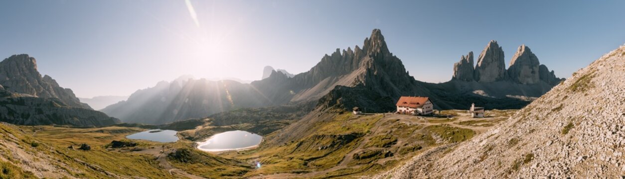 B&ouml;denseen, Die Drei Zinnen, Paternkofel und Drei-Zinnen-H&uuml;tte bei Sonnenaufgang