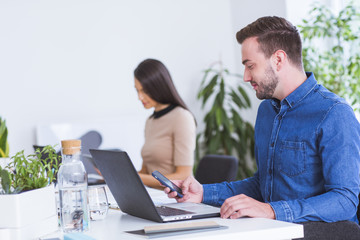 Fototapeta premium Businesspeople working in office