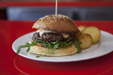 Burger sur fond rouge