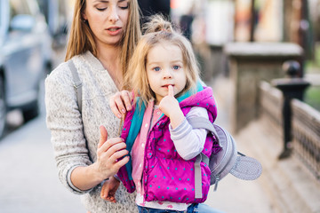 Obraz premium Mom and daughter spend time together