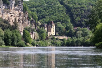 Fototapeta na wymiar La Roque-Gageac sur la rivière Dordogne,Périgord noir,pays de Sarlat