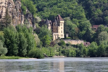 Fototapeta na wymiar La Roque-Gageac sur la rivière Dordogne,Périgord noir,pays de Sarlat