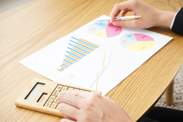 自宅で在宅ワークをする若い女性 Young woman working at home