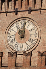Fototapeta na wymiar Reloj antiguo en la plaza mayor de Bolonia.