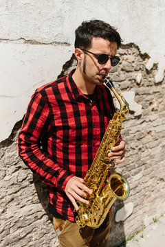 Smiling jazzman with sax