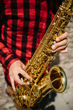 Smiling jazzman with sax