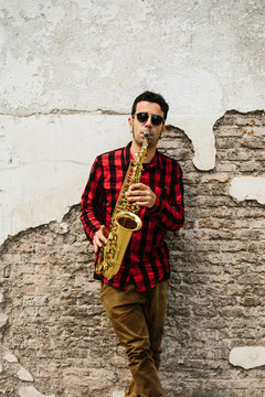 Smiling jazzman with sax