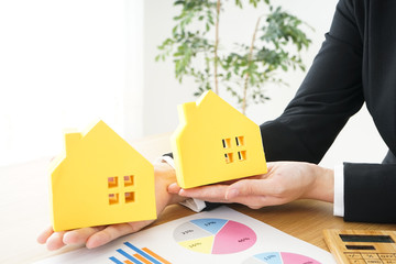 不動産の訪問営業をする若いビジネスウーマン Young business woman sales real...