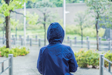 合羽を着た女性