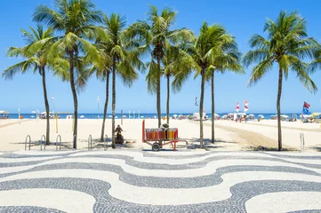 Crédence de cuisine en verre imprimé Copacabana, Rio de Janeiro, Brésil Vue panoramique lumineuse de la plage de Copacabana avec des palmiers à côté de l& 39 emblématique promenade à Rio de Janeiro, Brésil