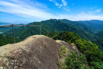 Makeshift hand railing along a dangerous section of mountain path on the Wu Liao Jian trail in Taiwan - 153041628