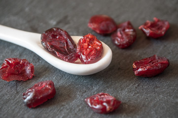 cranberries et petite cuillère sur fond ardoise
