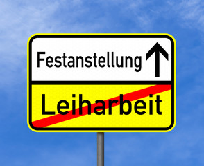 Obraz premium OrtsschildFestanstellung / Leiharbeit vor blauem himmel mit Sonne