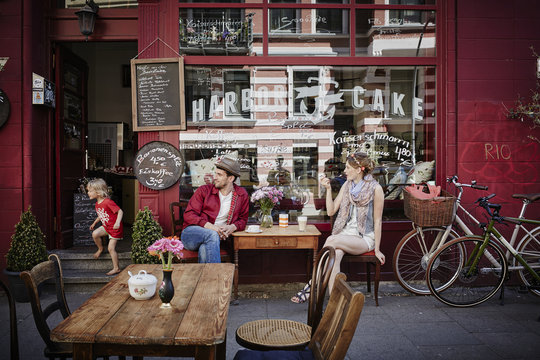 Germany, Hamburg, St. Pauli, Couple sitting in cafe, drinking coffee