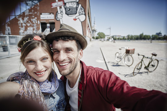 Germany, Hamburg, St. Pauli, Couple taking selfie