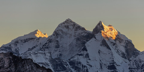 Last sun rays on the peaks Kantega (6783 m) and Thamserku (6608 m) (view from Kala Patthar (5600 m)) - Everest region, Nepal, Himalayas